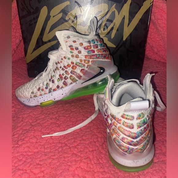 Lebron XVII GS 4Y - Picture 2 of 6